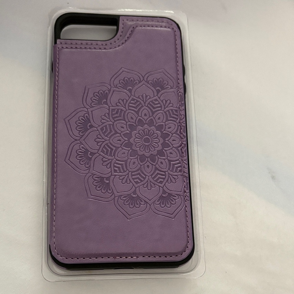 This beautiful purple iPhone 7 Plus case has just the right amount of space